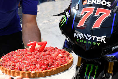 Passende Startnummer und Torte für Agostini bei Yamaha