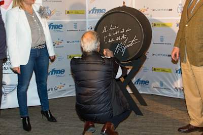 Giacomo Agostini bedankte sich mit einer Unterschrift auf einem Sherry-Fass