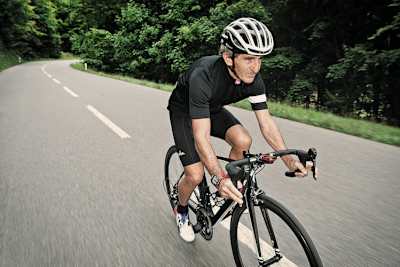 Alain Prost ist gerne auf zwei Rädern unterwegs – natürlich mit seiner Luxusuhr «Richard Mille RM70-01 Alain Prost»