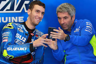 Alex Rins mit seinem Crew-Chief Manuel Cazeaux