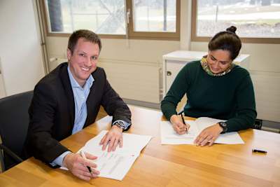 Alexandre Strambini, CEO Montres Edox & Vista SA, unterzeichnet den Vertrag mit Sauber-Teamchefin Monisha Kaltenborn