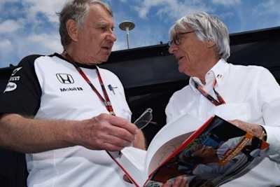 Tyler Alexander (links) zeigte Bernie Ecclestone im Juli sein neues Buch
