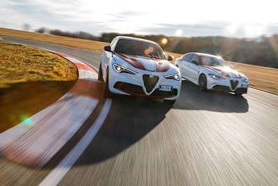 Die Schlange von Alfa Romeo fährt beim Pferdchen von Ferrari mit