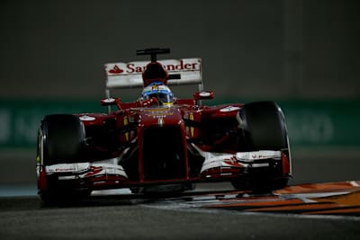 Fernando Alonso fährt in die Nacht von Abu Dhabi