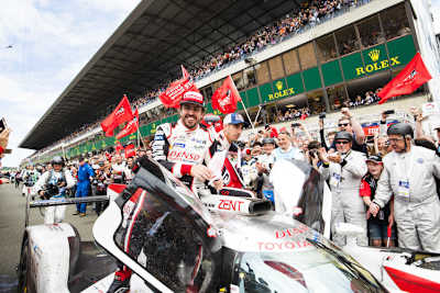  Feierlaune beim Toyota-Trio: Fernando Alonso geniesst den Le-Mans-Triumph