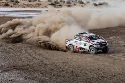 Fernando Alonso testet den Toyota Hilux