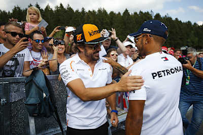 Fernando Alonso vor Lewis Hamilton in Belgien