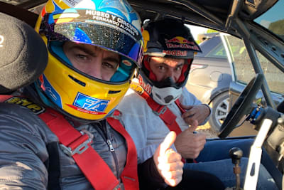 Fernando Alonso auf dem heissen Sitz neben Carlos Sainz senior