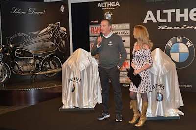 Genesio Bevilacqua bei der heutigen Teampräsentation, links die BMW von Schorsch Meier
