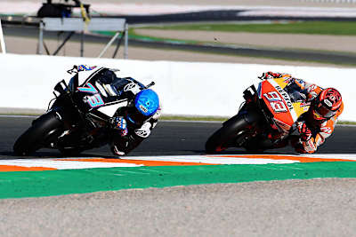 Alex Márquez vor seinem Teamkollegen Marc Márquez