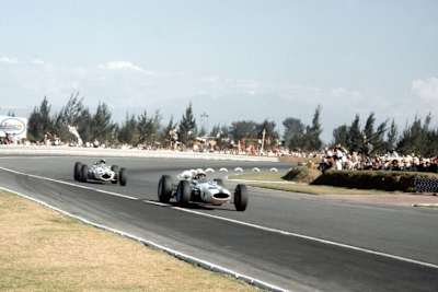 Zwei Hauptdarsteller des WM-Finales 1964: John Surtees und Lorenzo Bandini