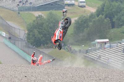 Eines der Sturzopfer 2013 in der Kurve 11 des Sachsenrings: Andrea Dovizioso