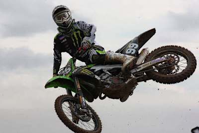 Max Anstie gewinnt den ersten Lauf in Kegums