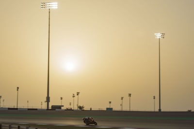 Prächtige Szenen eines Nachttests: Antonelli in Losail