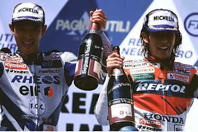 500-ccm-GP Imola 1997: Hinter Mick Doohan fahren Nobuatsu (li.) und Takuma Aoki auf das Podest