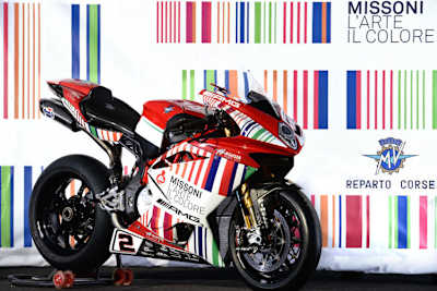 Statt schlicht rot-weiss tritt MV Agusta in Misano etwas farbenfroher auf