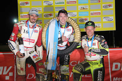 Die Top-3 der Grasbahn-EM kommen aus England: Andrew Appleton, James Shanes und Edward Kennett (v.l.)