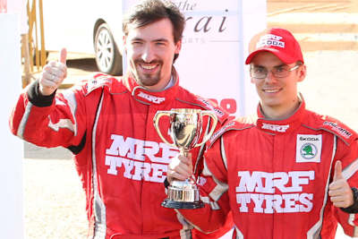 Pokale für APRC-Rang zwei – Fabian Kreim (rechts) und Beifahrer Frank Christian