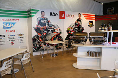 Die Aprilia-Gresini-Hospitality: Stefan Bradl seit Freitag übermannsgross neben Alvaró Bautista