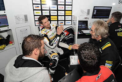 Tom Lüthi mit Crew-Chief Gilles Bigot