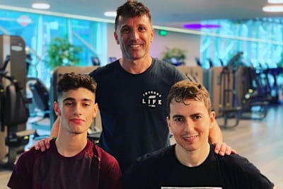 Tony Arbolino und Jorge Lorenzo, dahinter ihr Personal Trainer Ivan Lopez Alarcon