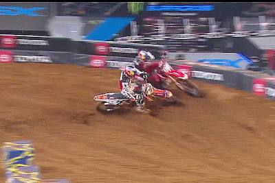 Webb greift Roczen in der letzten Rechtskehre vor dem Ziel an und schiebt den Deutschen dabei fast von der Strecke