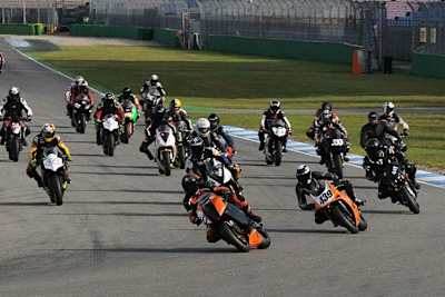Das Feld der ProThunder All Stars donnert los zu den Motodrom Masters