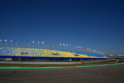 Die Start-Ziel-Gerade schmücken nun neue Tribünen