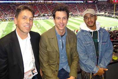 Dietmar Exler, Mercedes-CEO Nordamerika, mit Toto Wolff und Lewis Hamilton im Mercedes-Stadion von Atlanta.