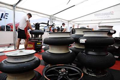 Bridgestone-Reifendepot im Paddock