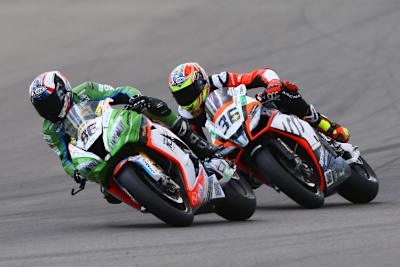 Ayrton Badovini (vorne) stand in der Superbike-WM schon auf dem Podest: Mit der Grillini-Kawasaki unmöglich