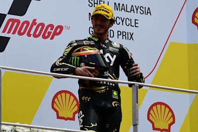 Weltmeister Pecco Bagnaia auf dem Podest – im neuen Design