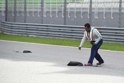 Nach dem Crash: Es werden die Überreste von der Strecke entfernt