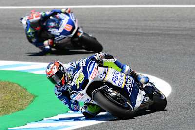 Loris Baz vor seinem Teamkollegen Héctor Barberá