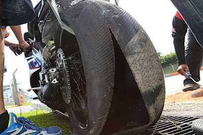 So sah der geplatzte Michelin-Hinterreifen von Loris Baz beim Sepang-Test 2016 aus