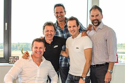 Mika Kallio, Zweiter von rechts, hilft KTM auch 2019