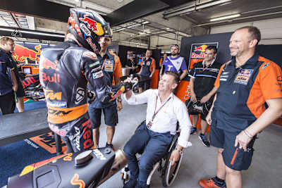 Pit Beirer in der MotoGP-Box von KTM mit Bradley Smith