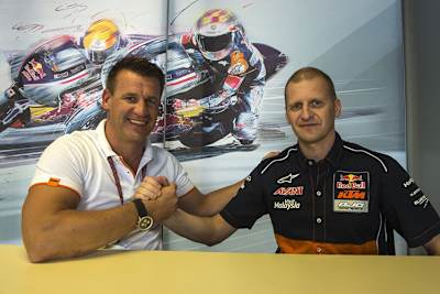 KTM-Motorsport-Direktor Pit Beirer mit Teammanager Aki Ajo