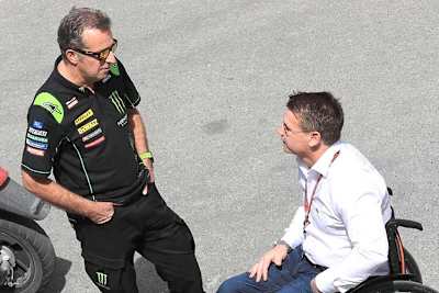 In Katar: Hervé Poncharal im Gespräch mit Pit Beirer