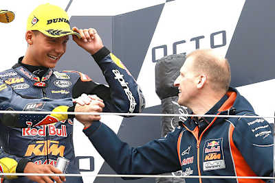 Erster Podestplatz 2016 in Silverstone: Bendsneyder mit Teamchef Aki Ajo