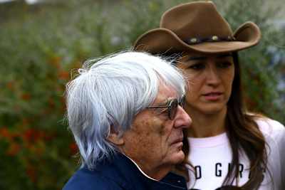 Bernie Ecclestone überreichte im Fahrerlager von Austin die «Bernie Ecclestone World Champions Trophy»