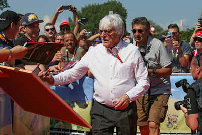 Auch Bernie Ecclestone verteilte auf dem roten Teppich Autogramme