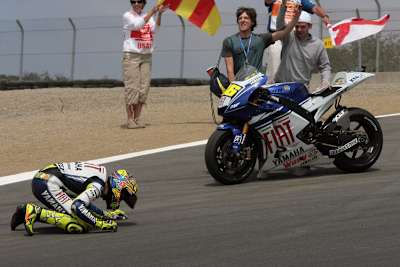 2008: Valentino Rossi küsst nach seinem Sieg die Corckscrew in Laguna Seca