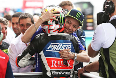 Zu den ersten Gratulanten von Marco Bezzecchi gehörte MotoGP-Star Valentino Rossi