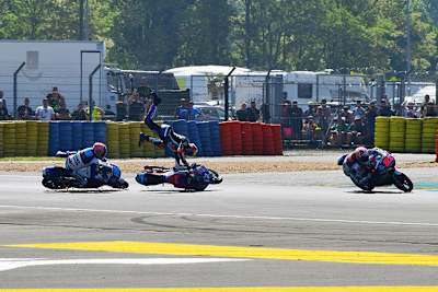 Die Entscheidung: Di Giannantonio führt, Bezzecchi fliegt ab, Martin kann nicht ausweichen