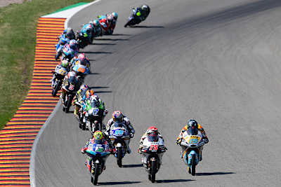 Spannende Fights: Bezzecchi (12) neben Arenas (75) und Rodrigo (19), dahinter Jorge Martin (88)