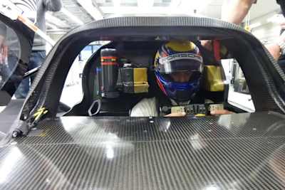 Mark Webber bei der Sitzprobe