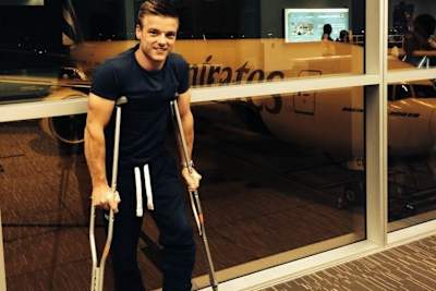 Alex Lowes am Flughafen: Die Gehhilfen sind seine treuen Begleiter