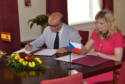 Carmelo Ezpeleta mit der tschechischen Bildungsministerin Katerina Valachova 