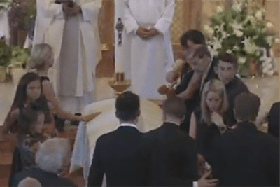 Nickys Verlobte Jackie Marin und seine Familie am Sarg des Amerikaners